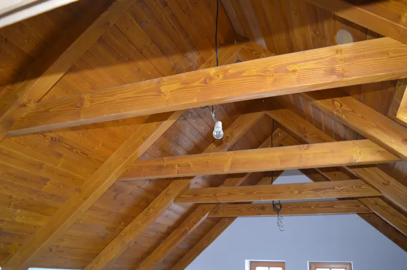 Podkroví s dřevěným obložením stropu a přiznaným krovem