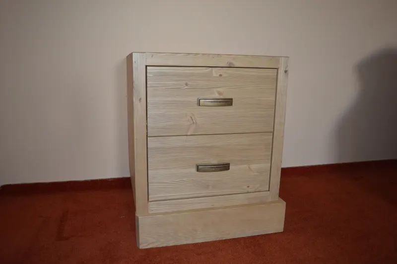 Noční stolek ze světlého masivu se dvěma zásuvkami a kovovými úchytkami