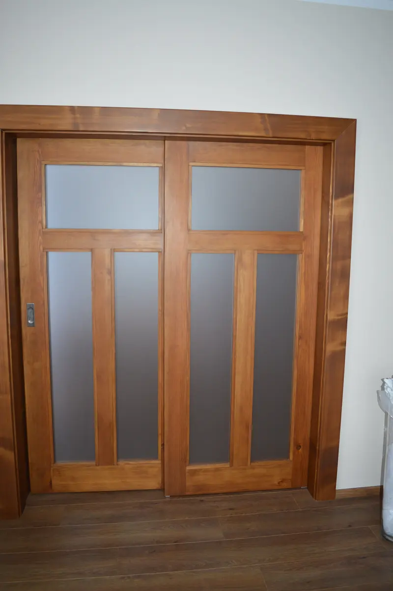 Dvoukřídlé posuvné dveře z masivu s matným sklem